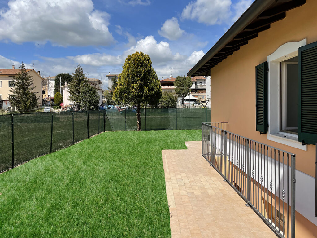 Giardino lato scala